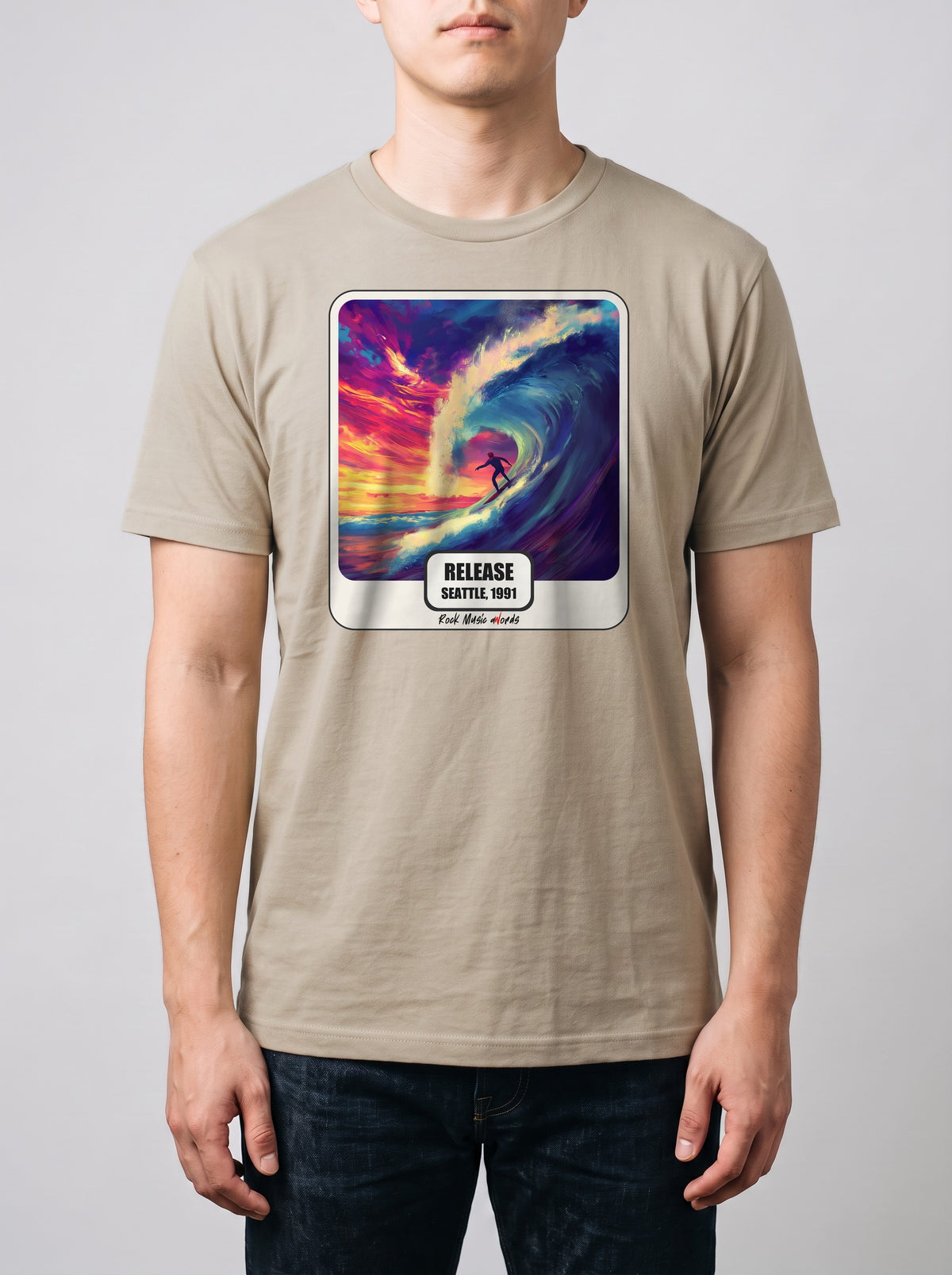 Corporatura media, 180 cm per 78 kg, con la t-shirt color sabbia «Release – Seattle, 1991» in taglia L (ricostruzione al computer)