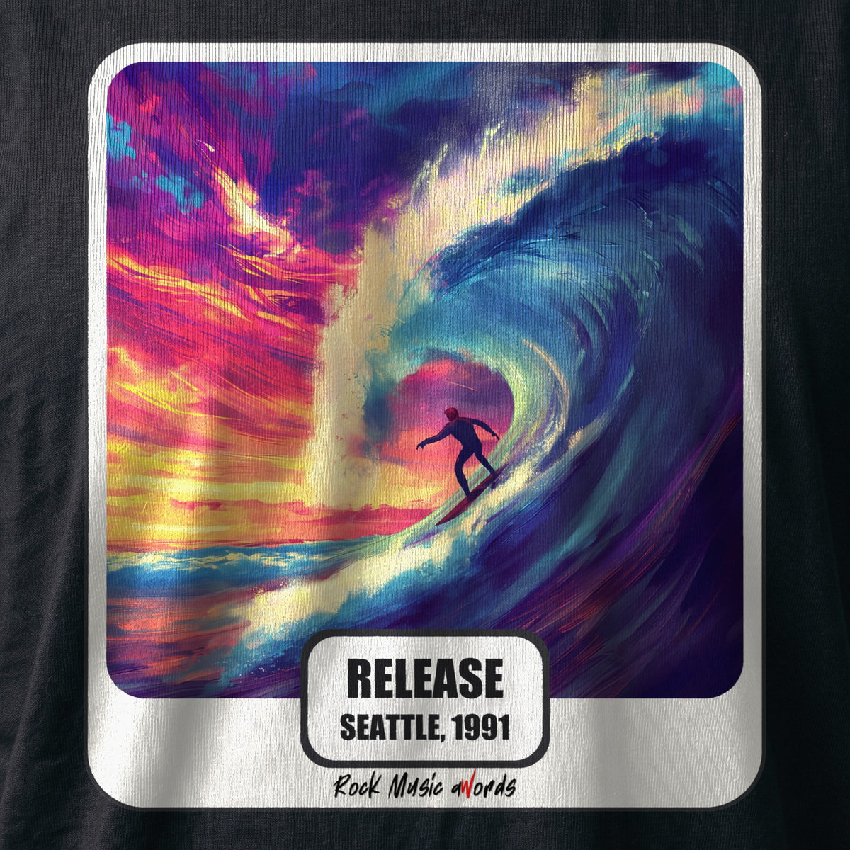 La stampa da vicino sulla t-shirt nera: «Release – Seattle, 1991», sul cotone (ricostruzione al computer)