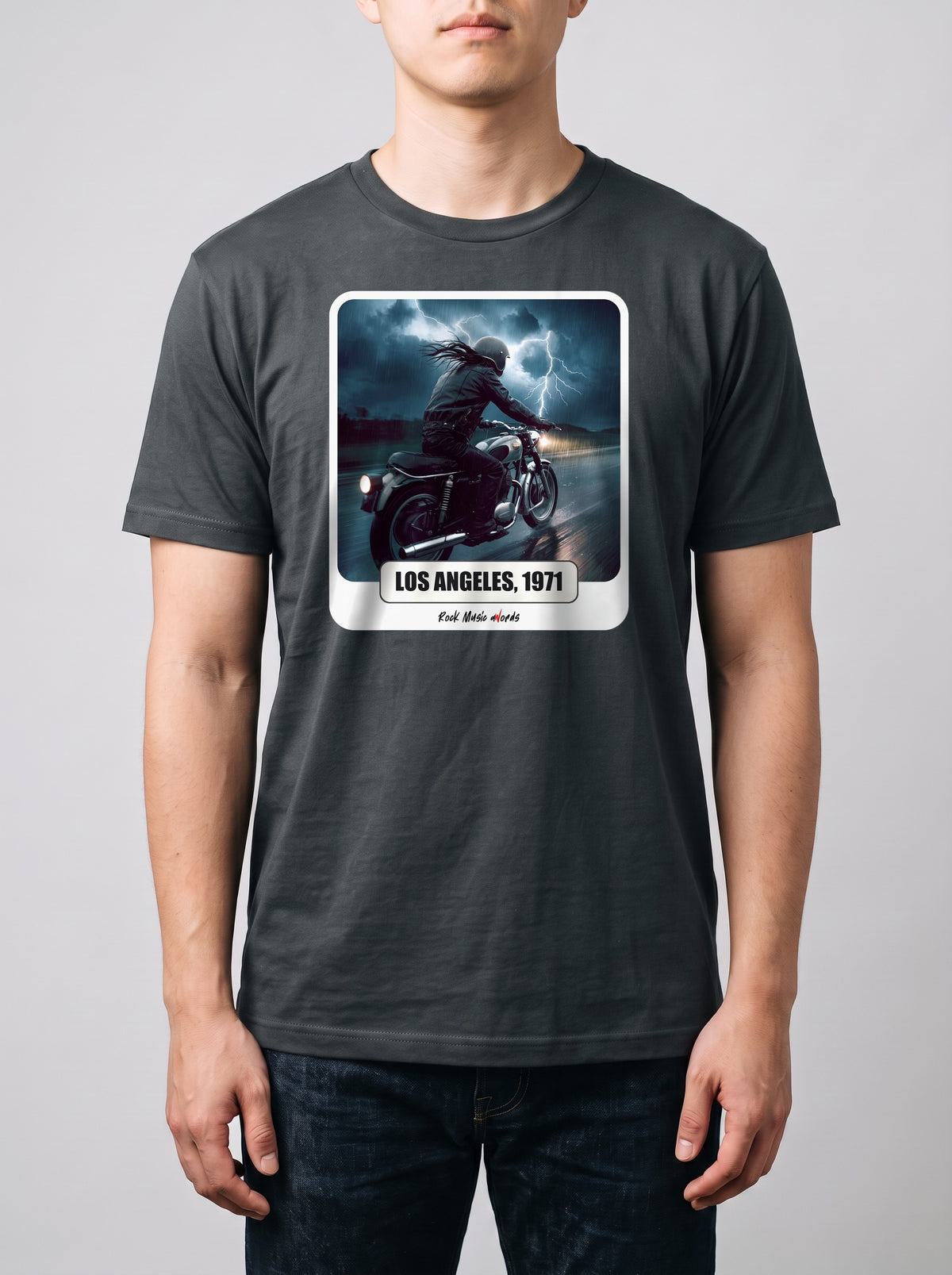 Corporatura media, 180 cm per 78 kg, con la t-shirt grigio antracite «Riders on the Storm – Los Angeles, 1971» in taglia L (ricostruzione al computer)
