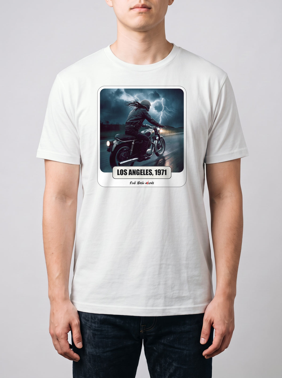 Corporatura media, 180 cm per 78 kg, con la t-shirt bianca «Riders on the Storm – Los Angeles, 1971» in taglia L (ricostruzione al computer)