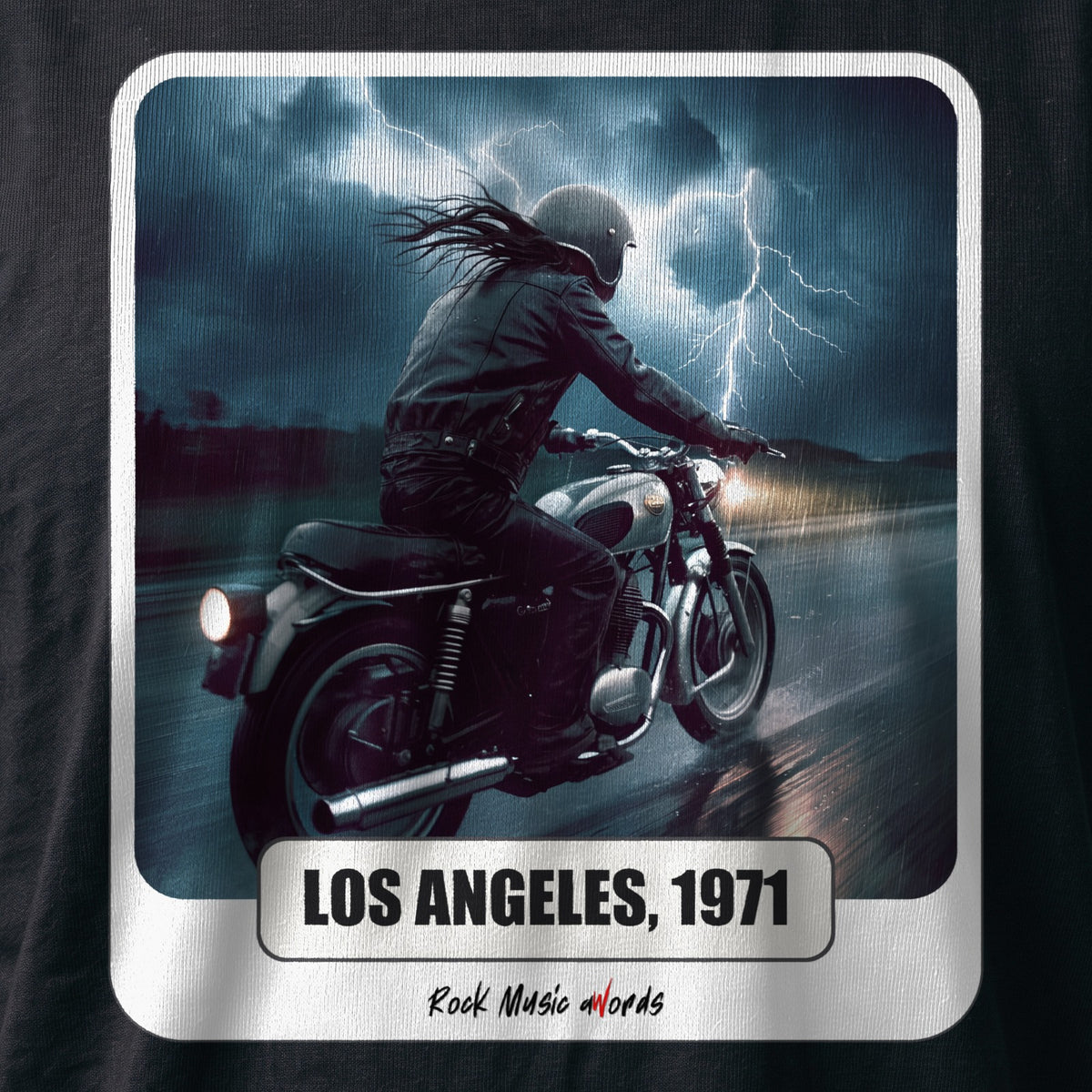 La stampa da vicino sulla t-shirt nera: «Riders on the Storm – Los Angeles, 1971», sul cotone (ricostruzione al computer)