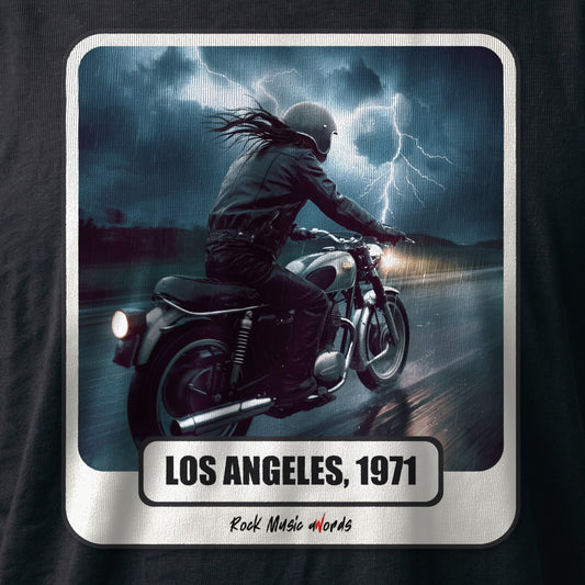 La stampa da vicino sulla t-shirt nera: «Riders on the Storm – Los Angeles, 1971», sul cotone (ricostruzione al computer)
