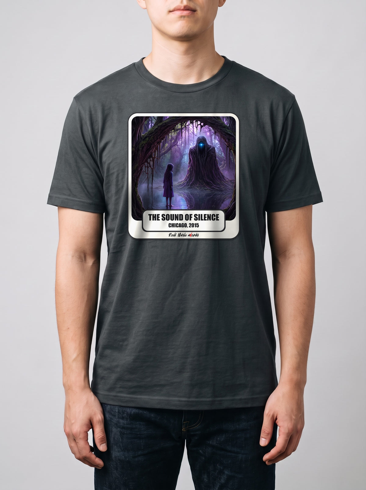 Corporatura media, 180 cm per 78 kg, con la t-shirt grigio antracite «The Sound of Silence – Chicago, 2015» in taglia L (ricostruzione al computer)