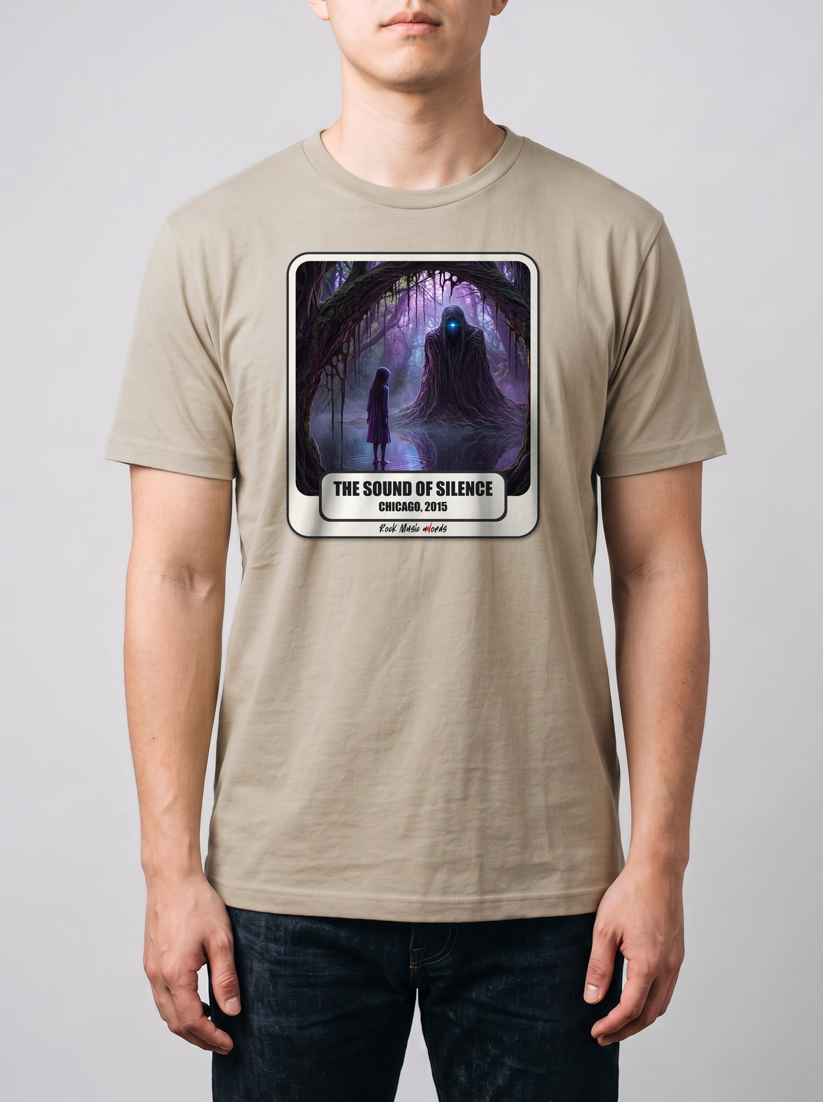 Corporatura media, 180 cm per 78 kg, con la t-shirt color sabbia «The Sound of Silence – Chicago, 2015» in taglia L (ricostruzione al computer)