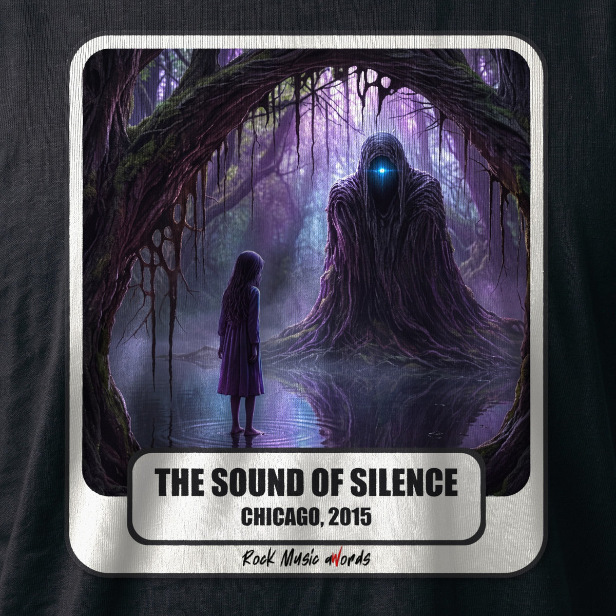 La stampa da vicino sulla t-shirt nera: «The Sound of Silence – Chicago, 2015», sul cotone (ricostruzione al computer)
