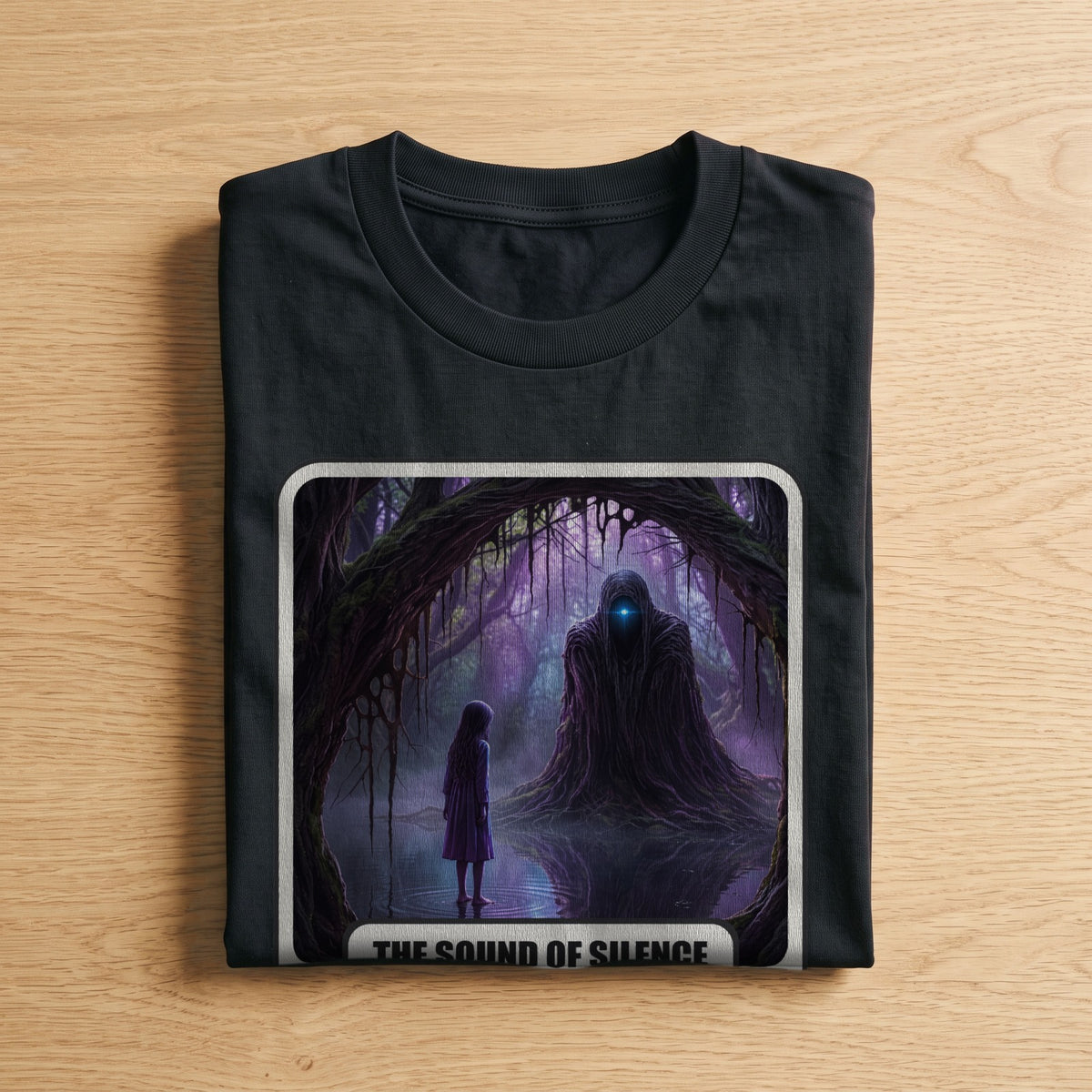 La t-shirt nera «The Sound of Silence – Chicago, 2015» piegata su un piano di legno, come arriva a casa (ricostruzione al computer)