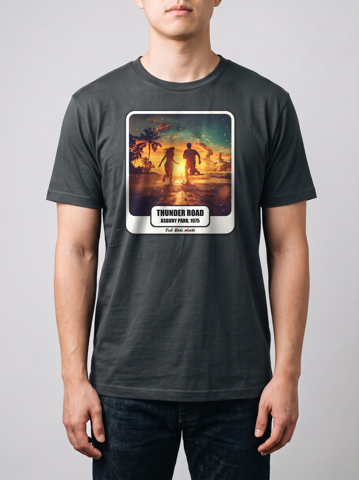 Corporatura media, 180 cm per 78 kg, con la t-shirt grigio antracite «Thunder Road – Asbury Park, 1975» in taglia L (ricostruzione al computer)