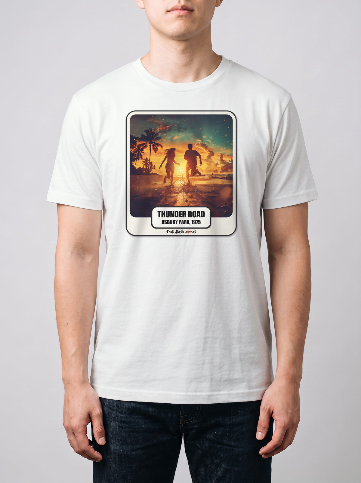 Corporatura media, 180 cm per 78 kg, con la t-shirt bianca «Thunder Road – Asbury Park, 1975» in taglia L (ricostruzione al computer)