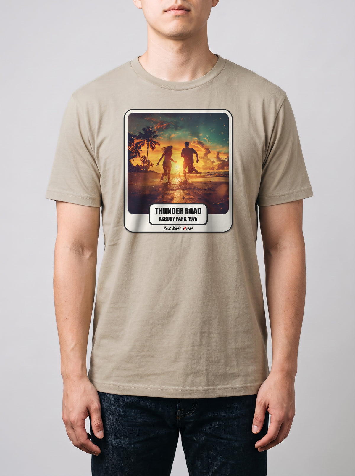 Corporatura media, 180 cm per 78 kg, con la t-shirt color sabbia «Thunder Road – Asbury Park, 1975» in taglia L (ricostruzione al computer)