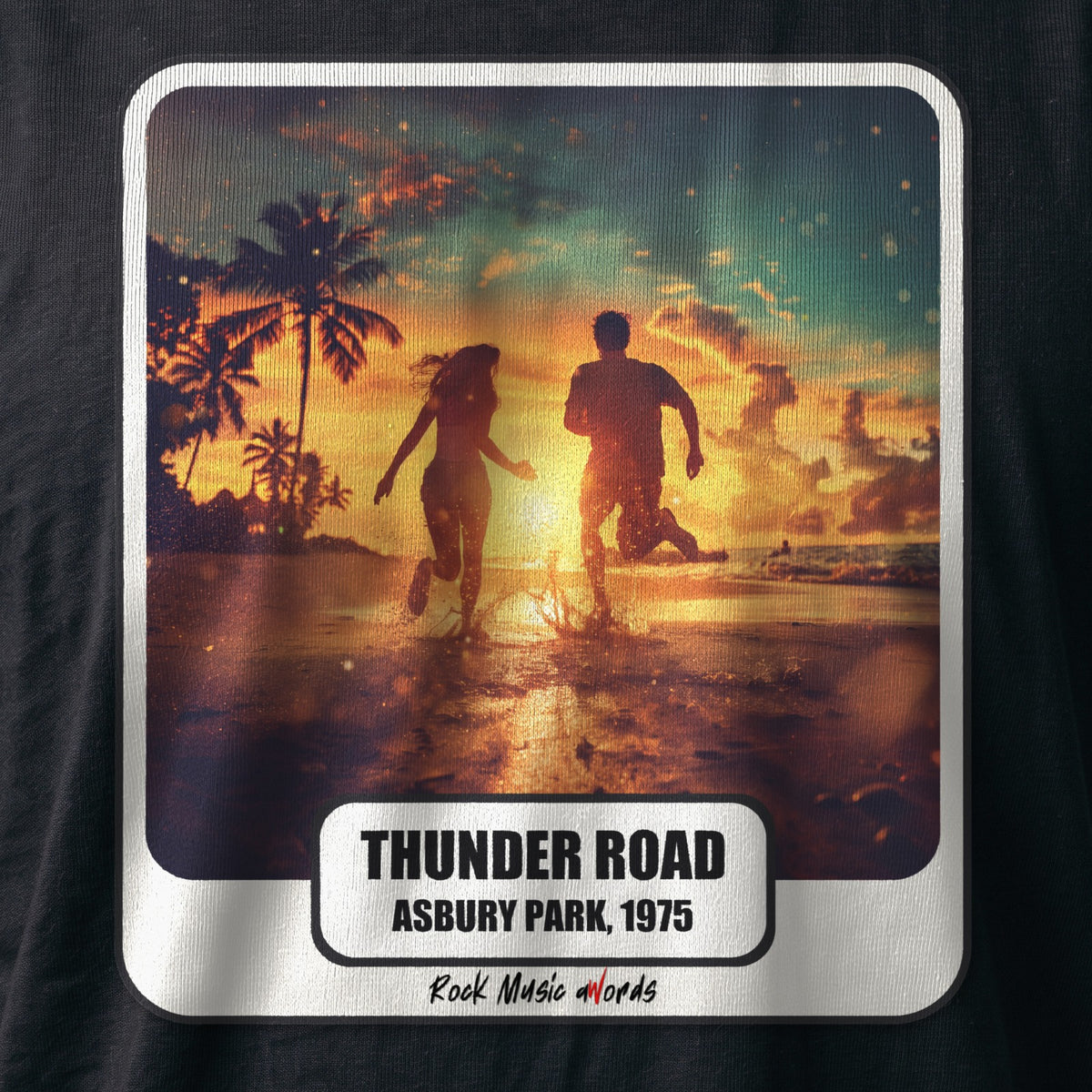 La stampa da vicino sulla t-shirt nera: «Thunder Road – Asbury Park, 1975», sul cotone (ricostruzione al computer)