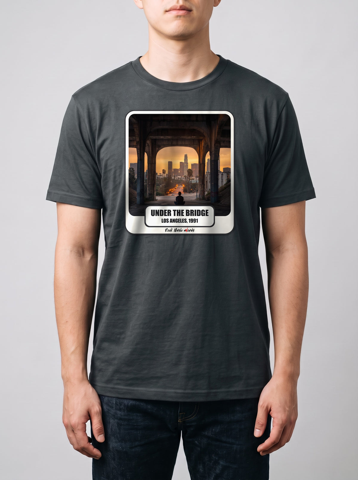 Corporatura media, 180 cm per 78 kg, con la t-shirt grigio antracite «Under the Bridge – Los Angeles, 1991» in taglia L (ricostruzione al computer)