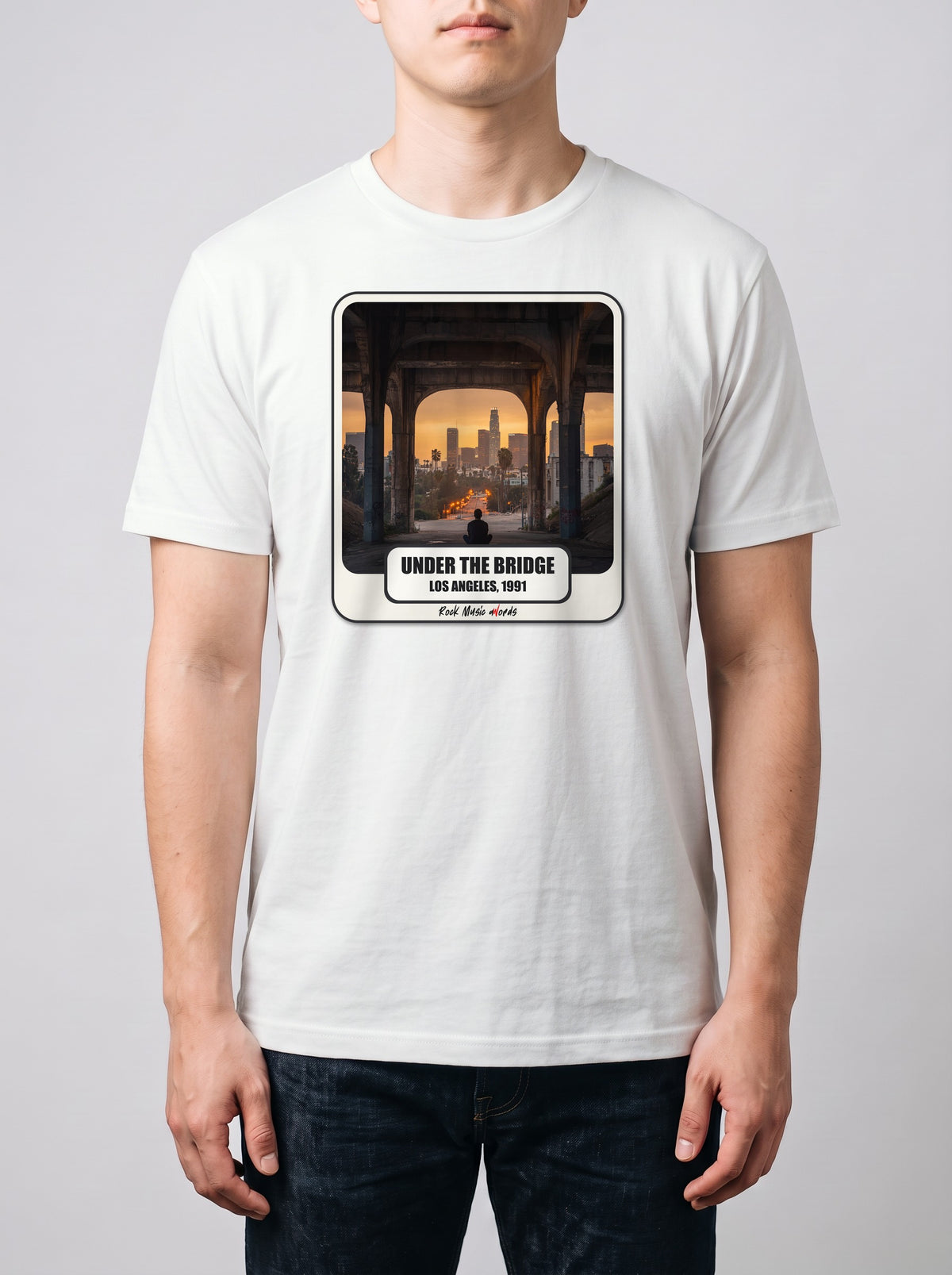 Corporatura media, 180 cm per 78 kg, con la t-shirt bianca «Under the Bridge – Los Angeles, 1991» in taglia L (ricostruzione al computer)