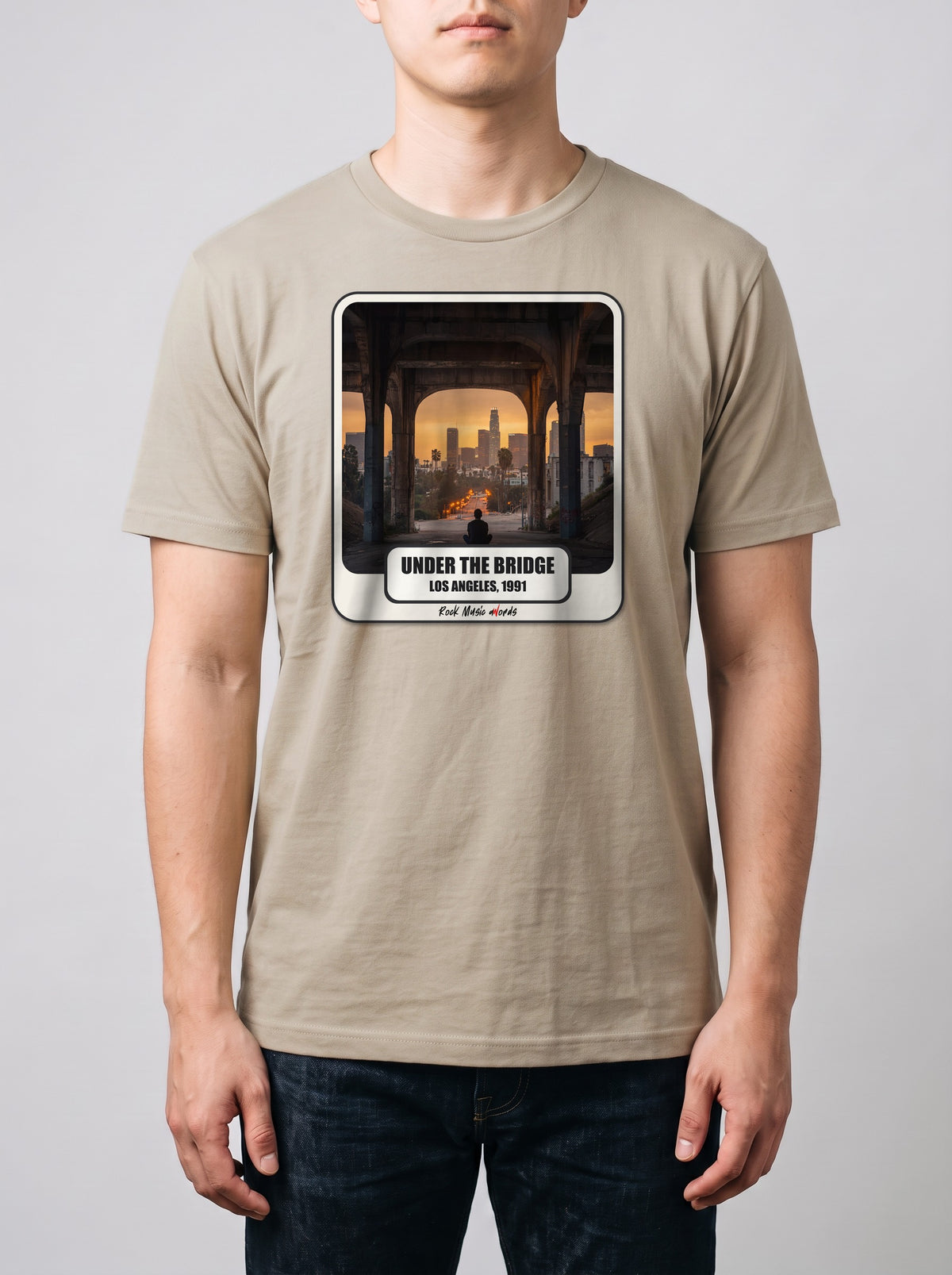 Corporatura media, 180 cm per 78 kg, con la t-shirt color sabbia «Under the Bridge – Los Angeles, 1991» in taglia L (ricostruzione al computer)