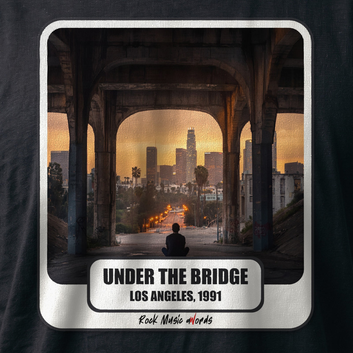 La stampa da vicino sulla t-shirt nera: «Under the Bridge – Los Angeles, 1991», sul cotone (ricostruzione al computer)
