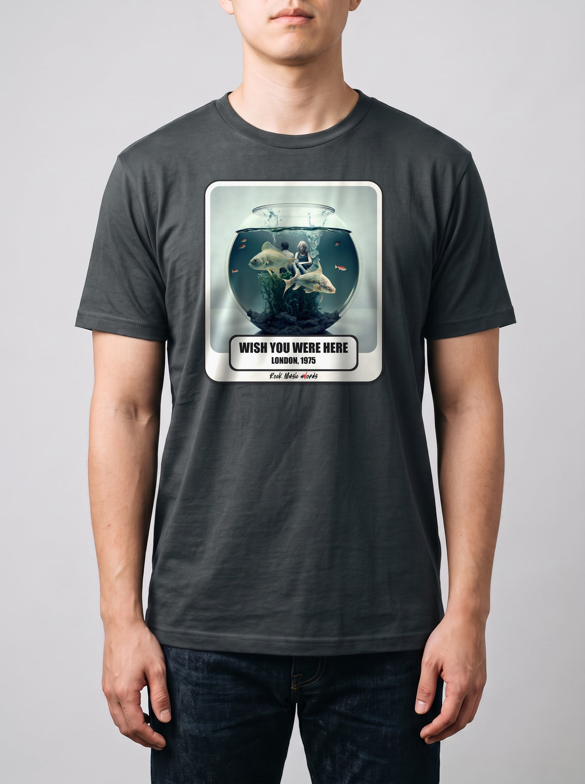 Corporatura media, 180 cm per 78 kg, con la t-shirt grigio antracite «Wish You Were Here – London, 1975» in taglia L (ricostruzione al computer)