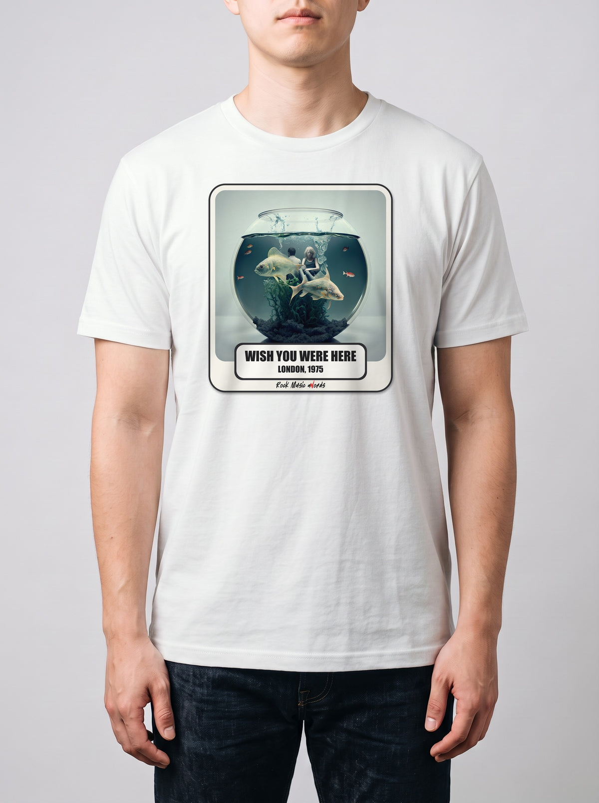 Corporatura media, 180 cm per 78 kg, con la t-shirt bianca «Wish You Were Here – London, 1975» in taglia L (ricostruzione al computer)