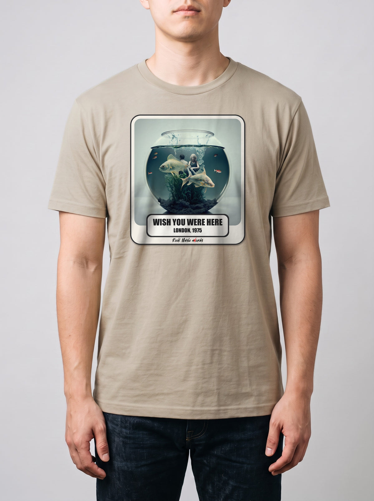 Corporatura media, 180 cm per 78 kg, con la t-shirt color sabbia «Wish You Were Here – London, 1975» in taglia L (ricostruzione al computer)