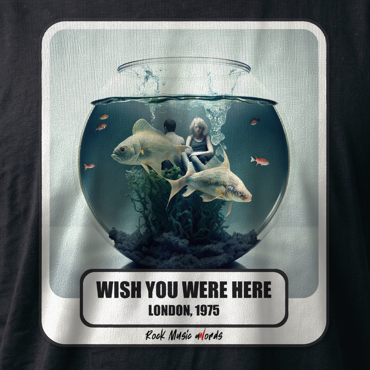 La stampa da vicino sulla t-shirt nera: «Wish You Were Here – London, 1975», sul cotone (ricostruzione al computer)