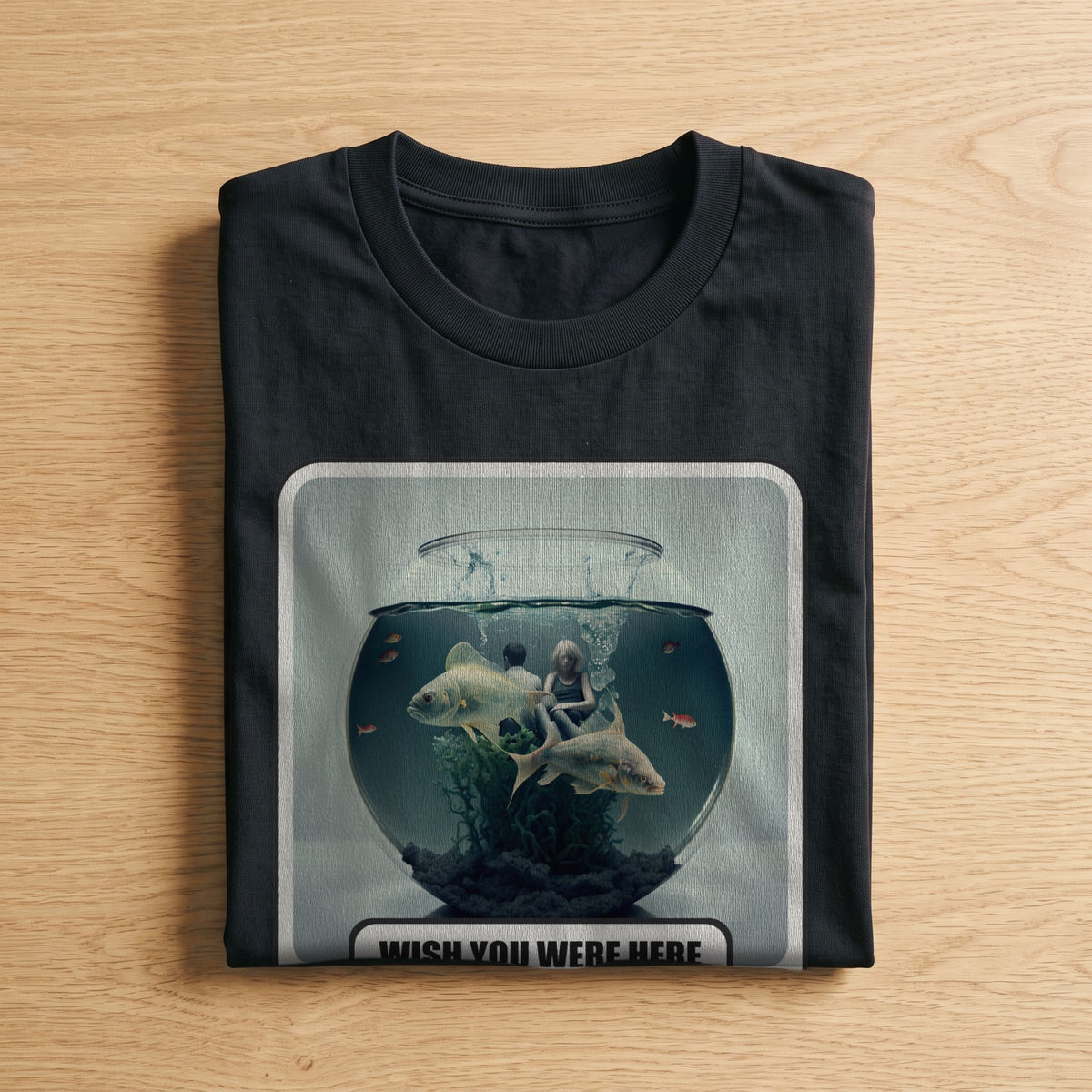 La t-shirt nera «Wish You Were Here – London, 1975» piegata su un piano di legno, come arriva a casa (ricostruzione al computer)