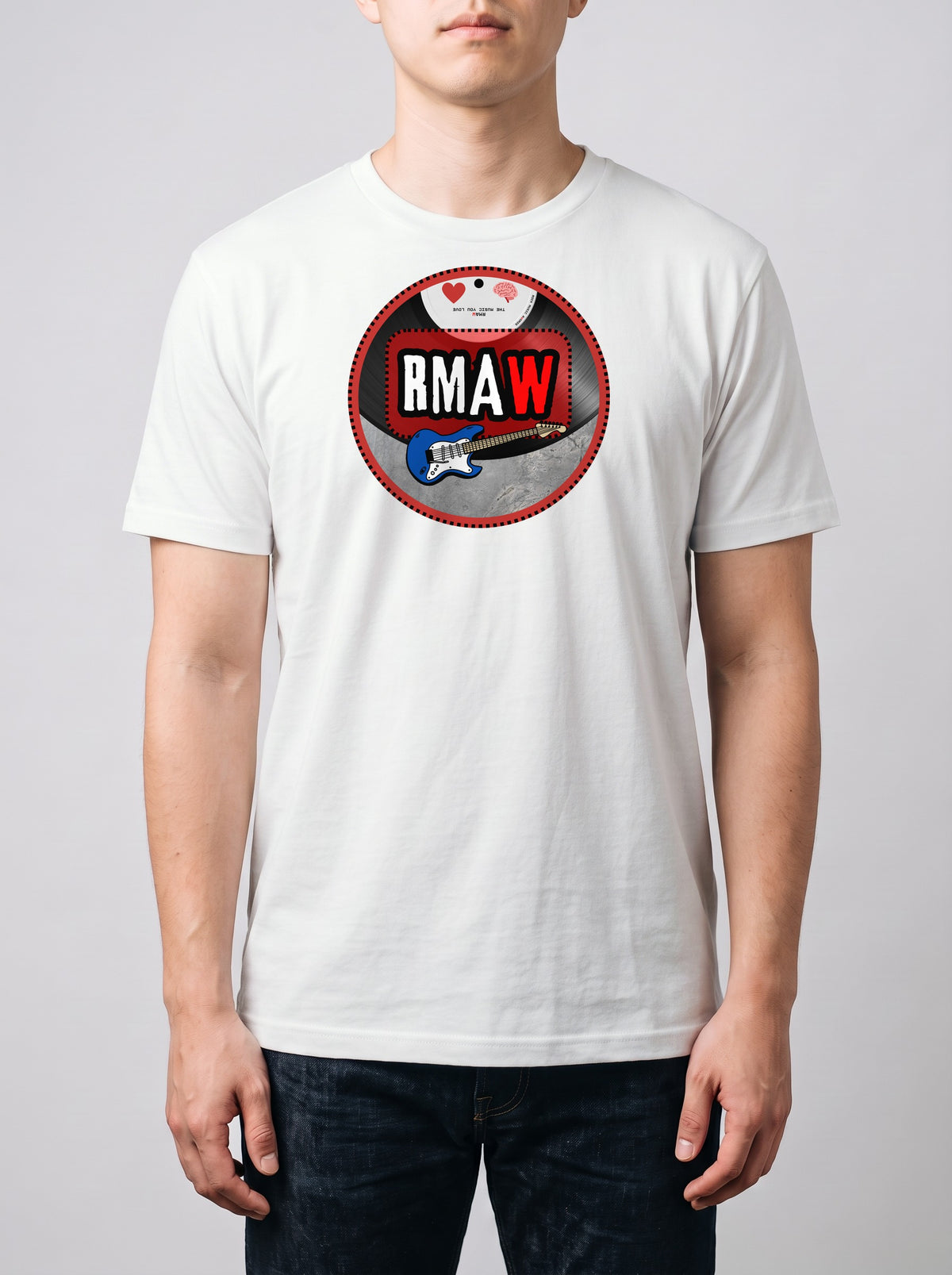 Corporatura media, 180 cm per 78 kg, con la t-shirt bianca «logo RMAW tondo, con la sigla» in taglia L (ricostruzione al computer)