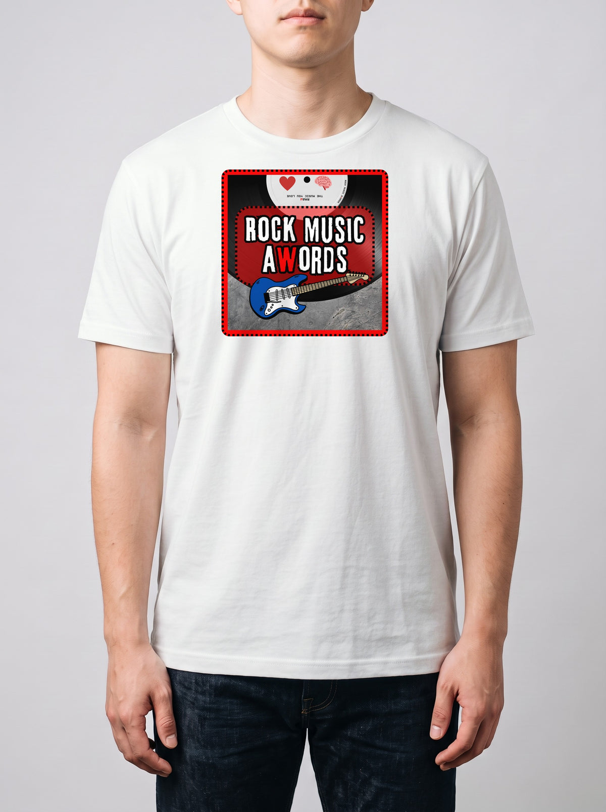 Corporatura media, 180 cm per 78 kg, con la t-shirt bianca «logo Rock Music aWords quadrato» in taglia L (ricostruzione al computer)