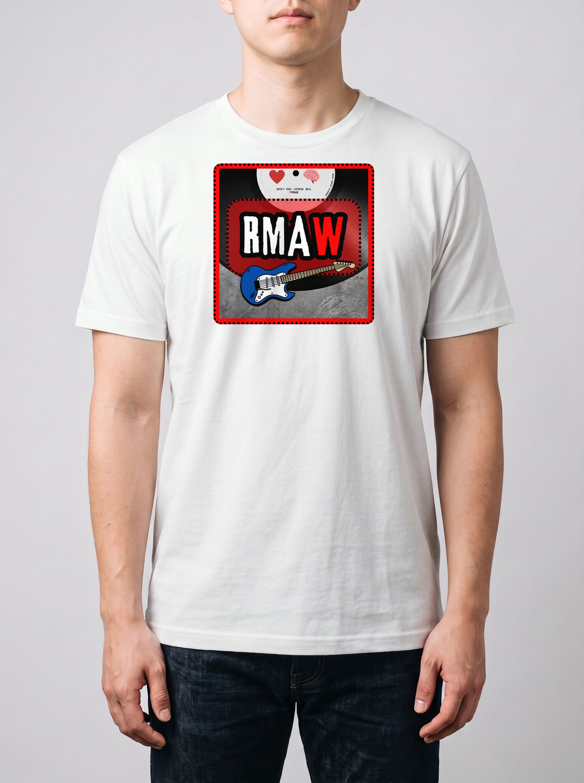 Corporatura media, 180 cm per 78 kg, con la t-shirt bianca «logo RMAW quadrato, con la sigla» in taglia L (ricostruzione al computer)