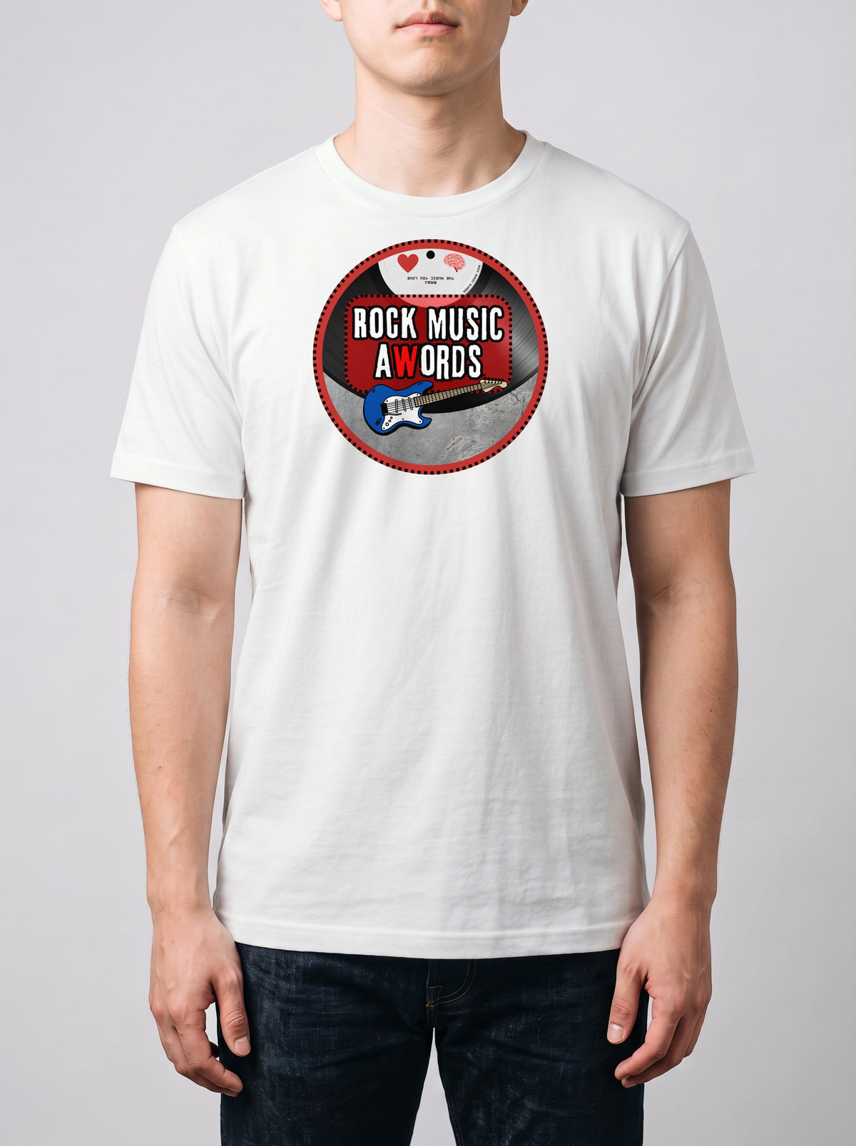 Corporatura media, 180 cm per 78 kg, con la t-shirt bianca «logo Rock Music aWords tondo» in taglia L (ricostruzione al computer)