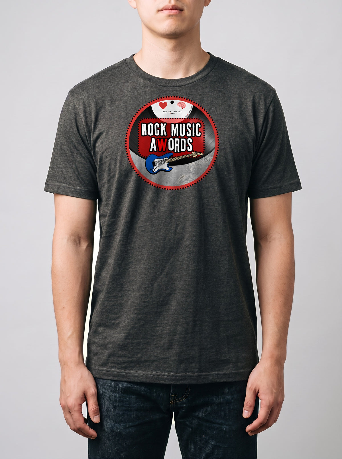 Corporatura media, 180 cm per 78 kg, con la t-shirt grigio melange «logo Rock Music aWords tondo» in taglia L (ricostruzione al computer)