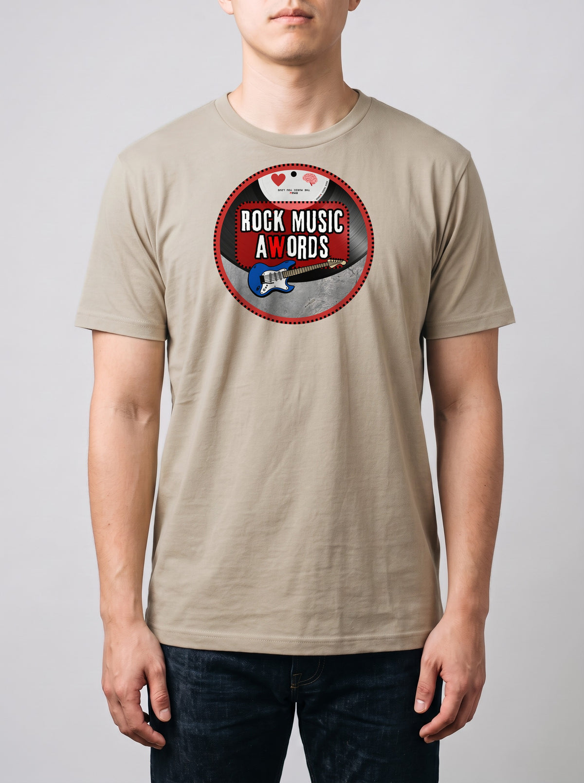 Corporatura media, 180 cm per 78 kg, con la t-shirt color sabbia «logo Rock Music aWords tondo» in taglia L (ricostruzione al computer)