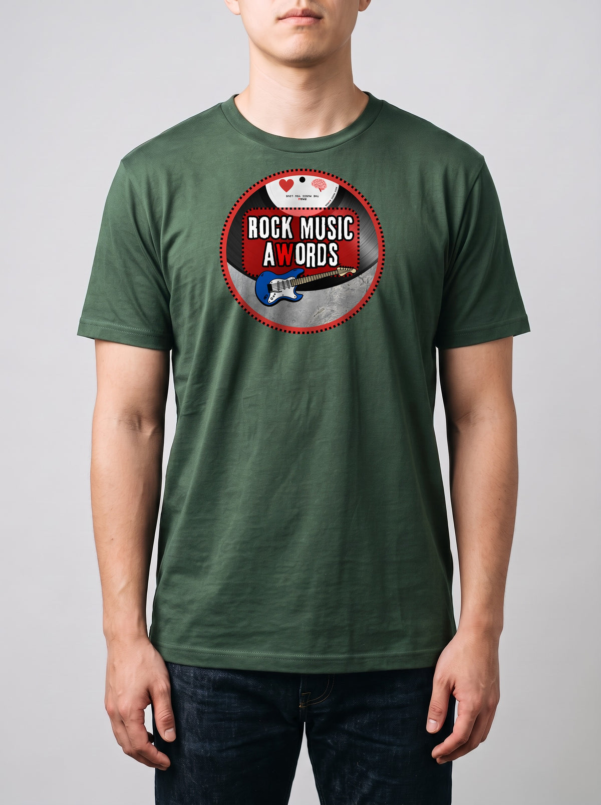 Corporatura media, 180 cm per 78 kg, con la t-shirt verde militare «logo Rock Music aWords tondo» in taglia L (ricostruzione al computer)