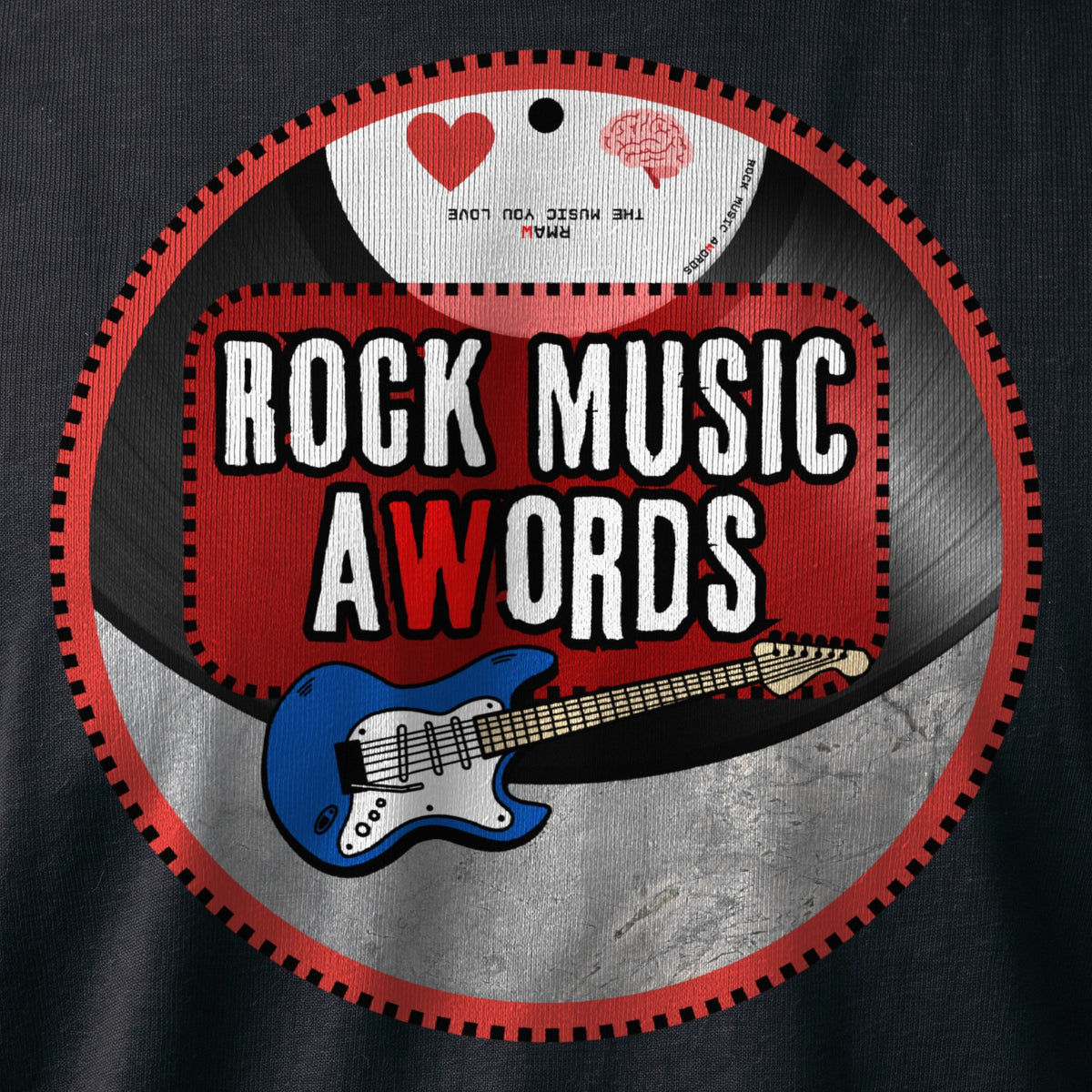 La stampa da vicino sulla t-shirt nera: «logo Rock Music aWords tondo», sul cotone (ricostruzione al computer)
