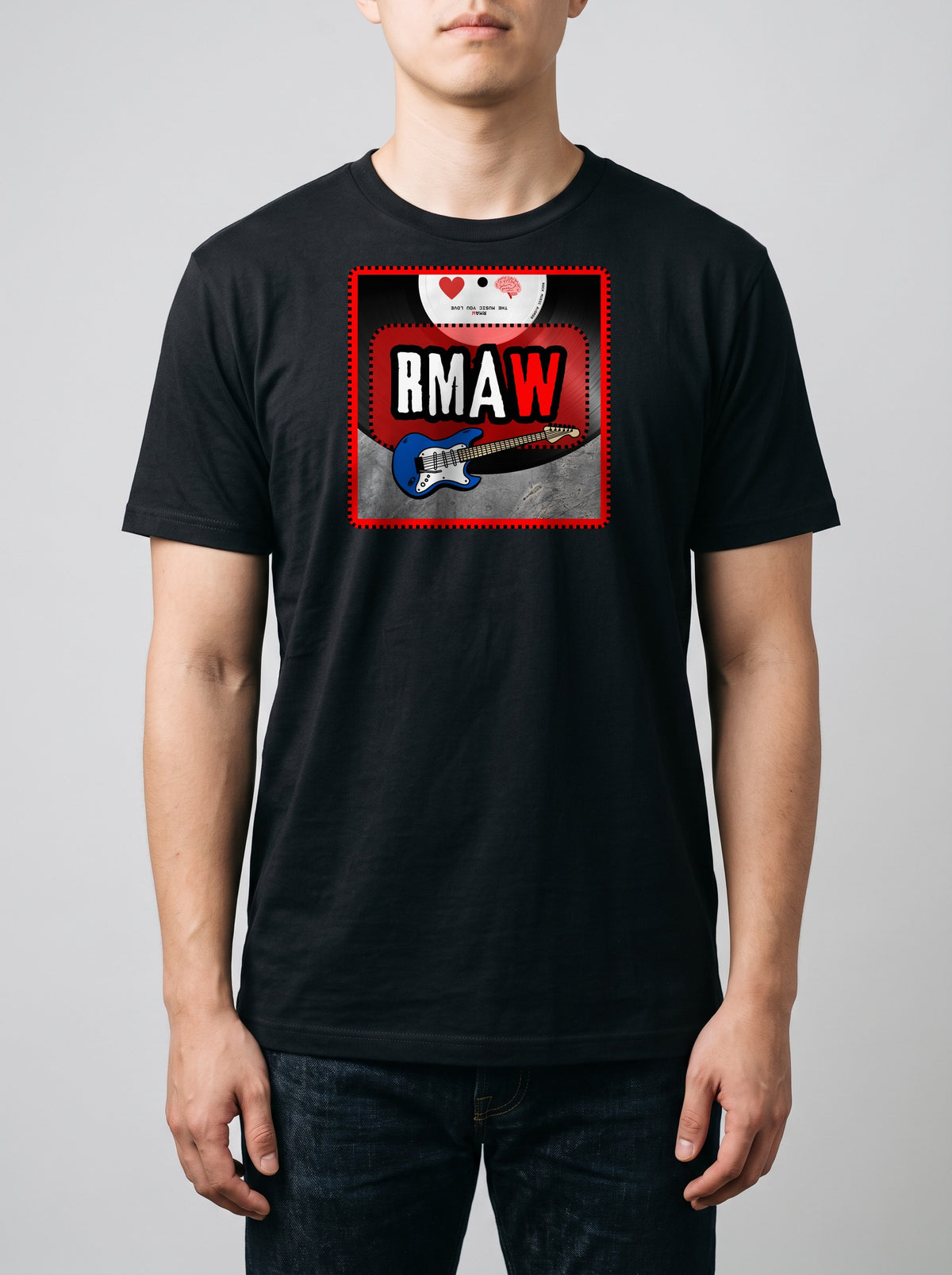 Prova sul modello — corporatura media, 180 cm per 78 kg, indossa la taglia L, versione «logo RMAW quadrato, con la sigla» (ricostruzione al computer)