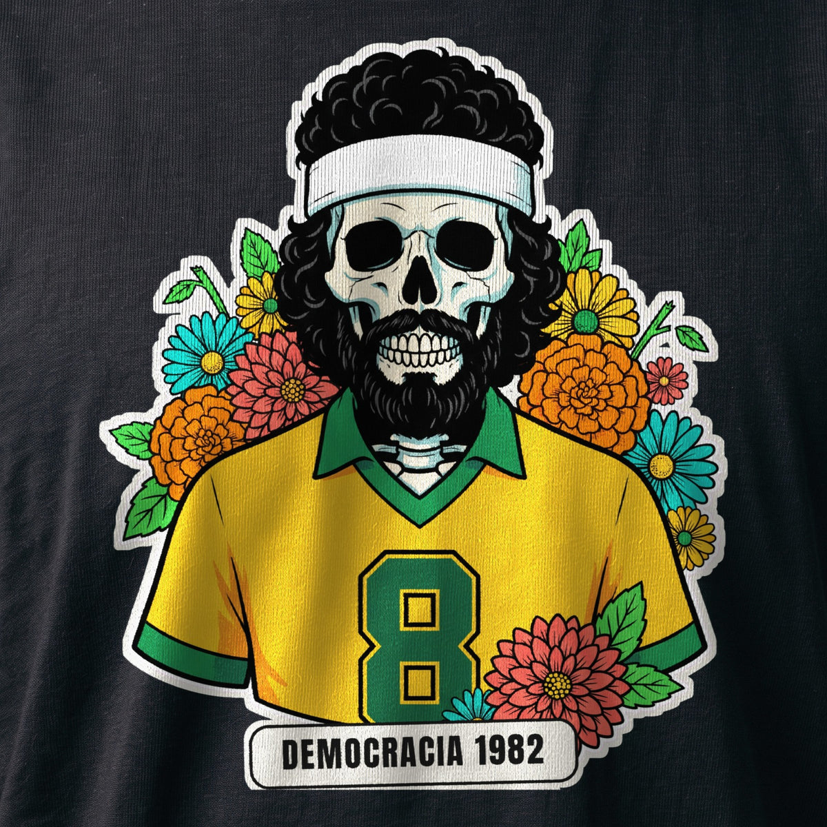 La stampa da vicino sulla t-shirt nera: la calavera Democracia 1982 con la fascia bianca, la barba e la maglia gialla numero 8, sul cotone (ricostruzione al computer)
