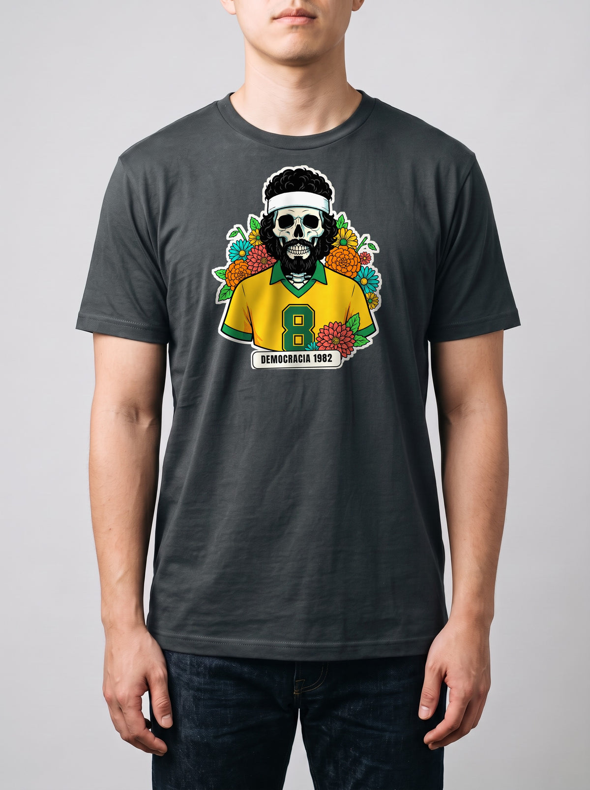 Corporatura media, 180 cm per 78 kg, con la t-shirt grigio antracite Democracia 1982 in taglia L (ricostruzione al computer)