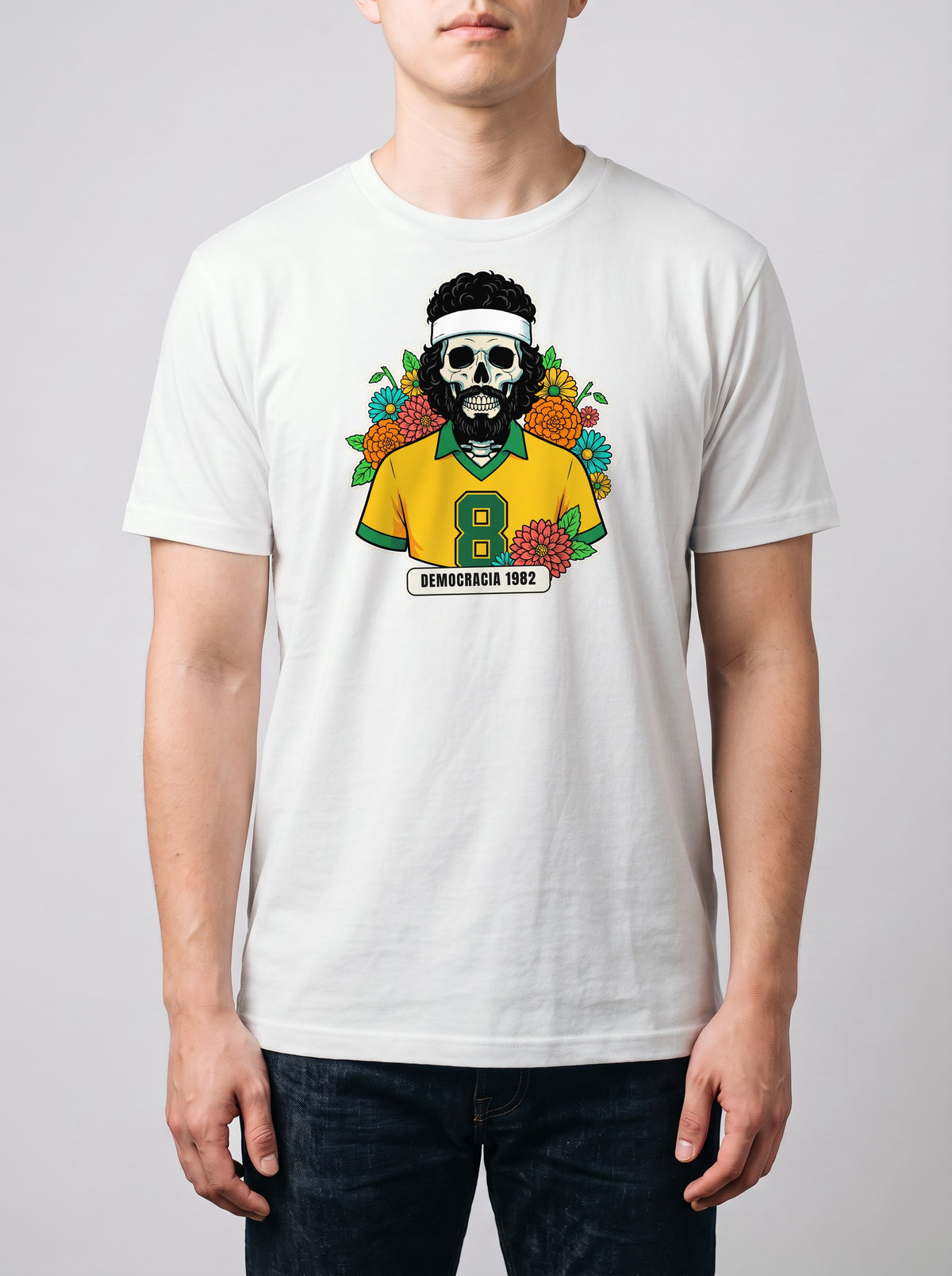 Corporatura media, 180 cm per 78 kg, con la t-shirt bianca Democracia 1982 in taglia L (ricostruzione al computer)