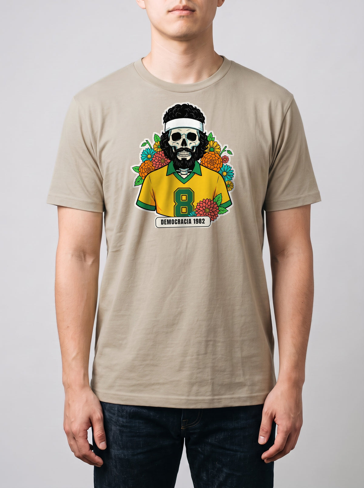 Corporatura media, 180 cm per 78 kg, con la t-shirt color sabbia Democracia 1982 in taglia L (ricostruzione al computer)