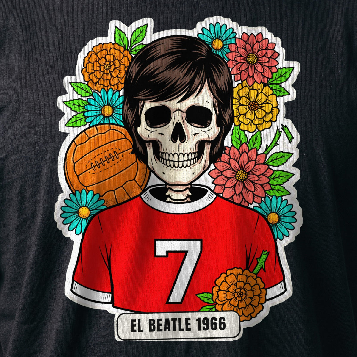 La stampa da vicino sulla t-shirt nera: la calavera El Beatle 1966 con la maglia rossa numero 7 e il pallone di cuoio, sul cotone (ricostruzione al computer)