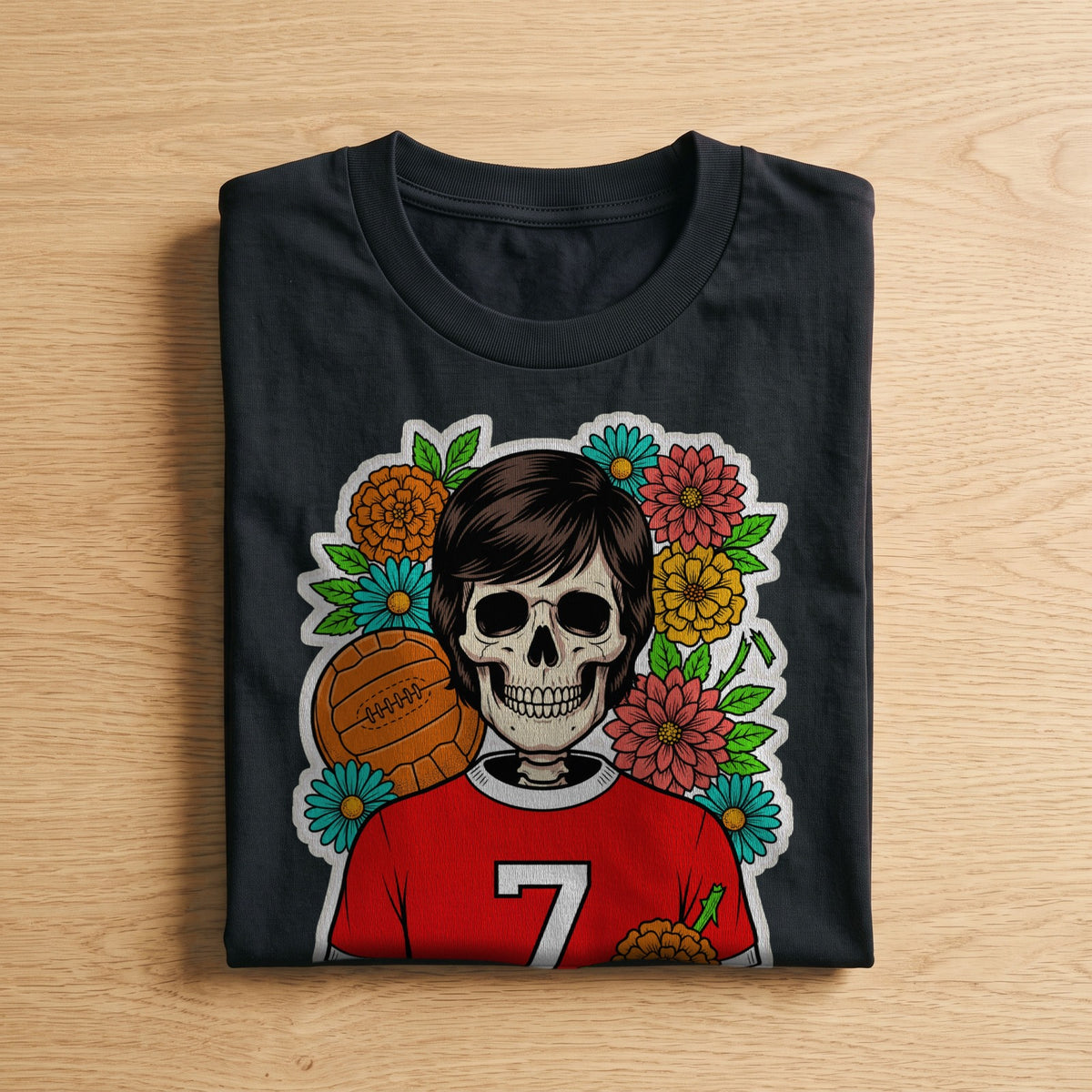 La t-shirt nera El Beatle 1966 piegata su un piano di legno, come arriva a casa (ricostruzione al computer)