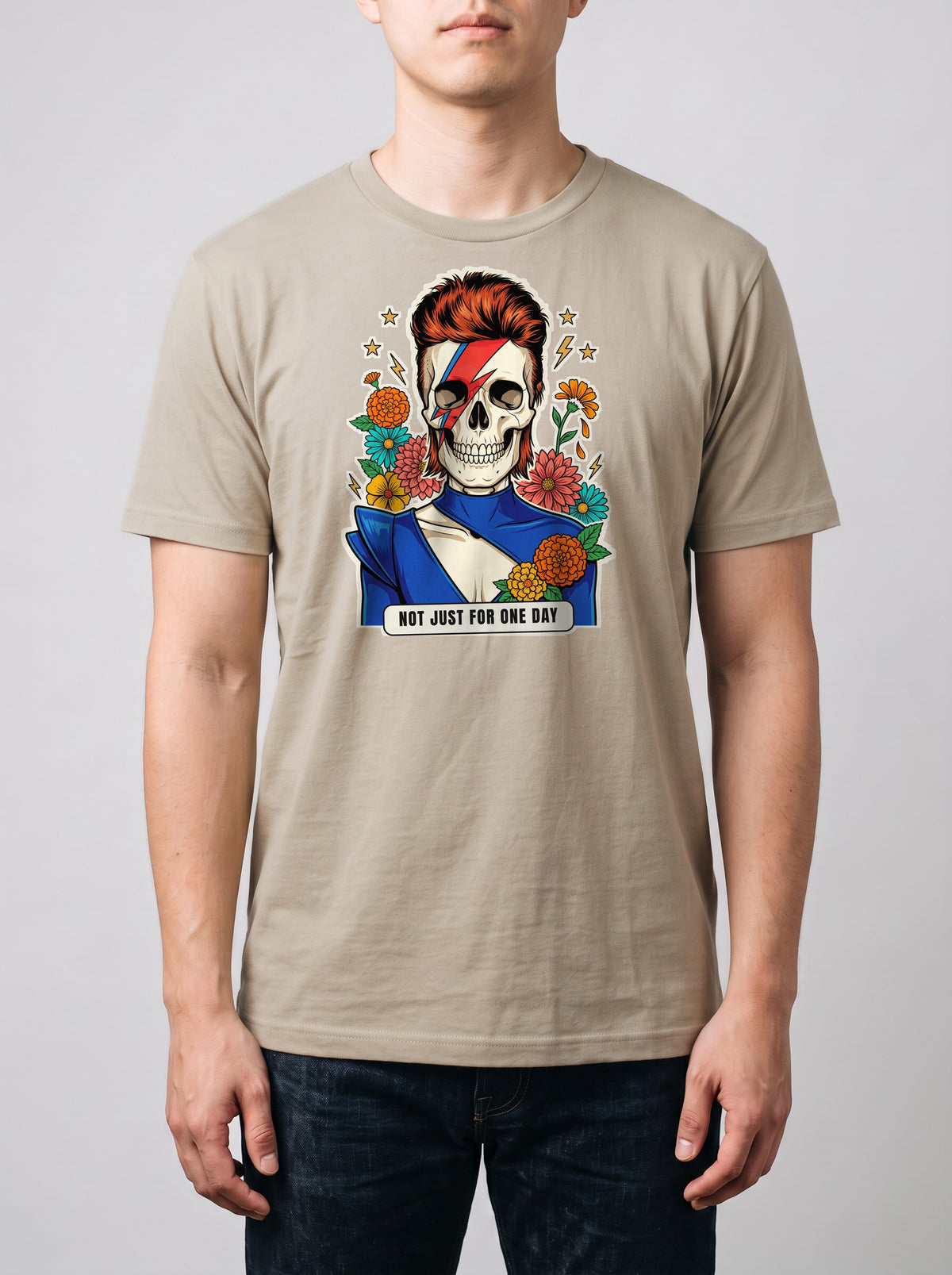 Corporatura media, 180 cm per 78 kg, con la t-shirt color sabbia Not Just For One Day in taglia L (ricostruzione al computer)
