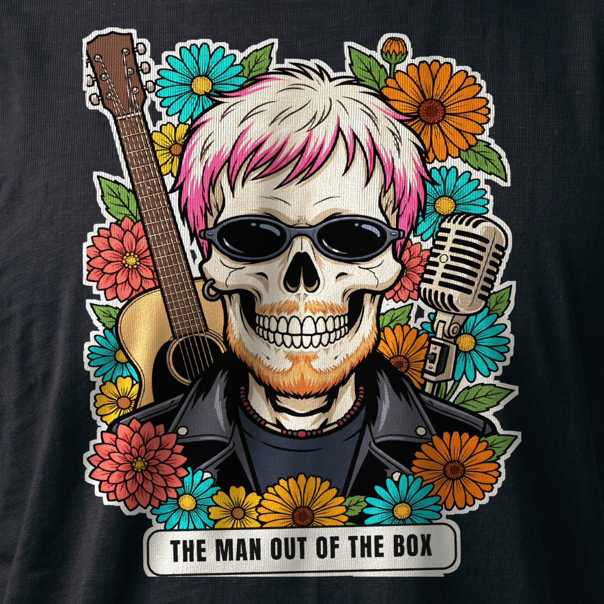La stampa da vicino sulla t-shirt nera: la calavera The Man Out of the Box con i capelli rosa, gli occhiali scuri, la chitarra e il microfono, sul cotone (ricostruzione al computer)