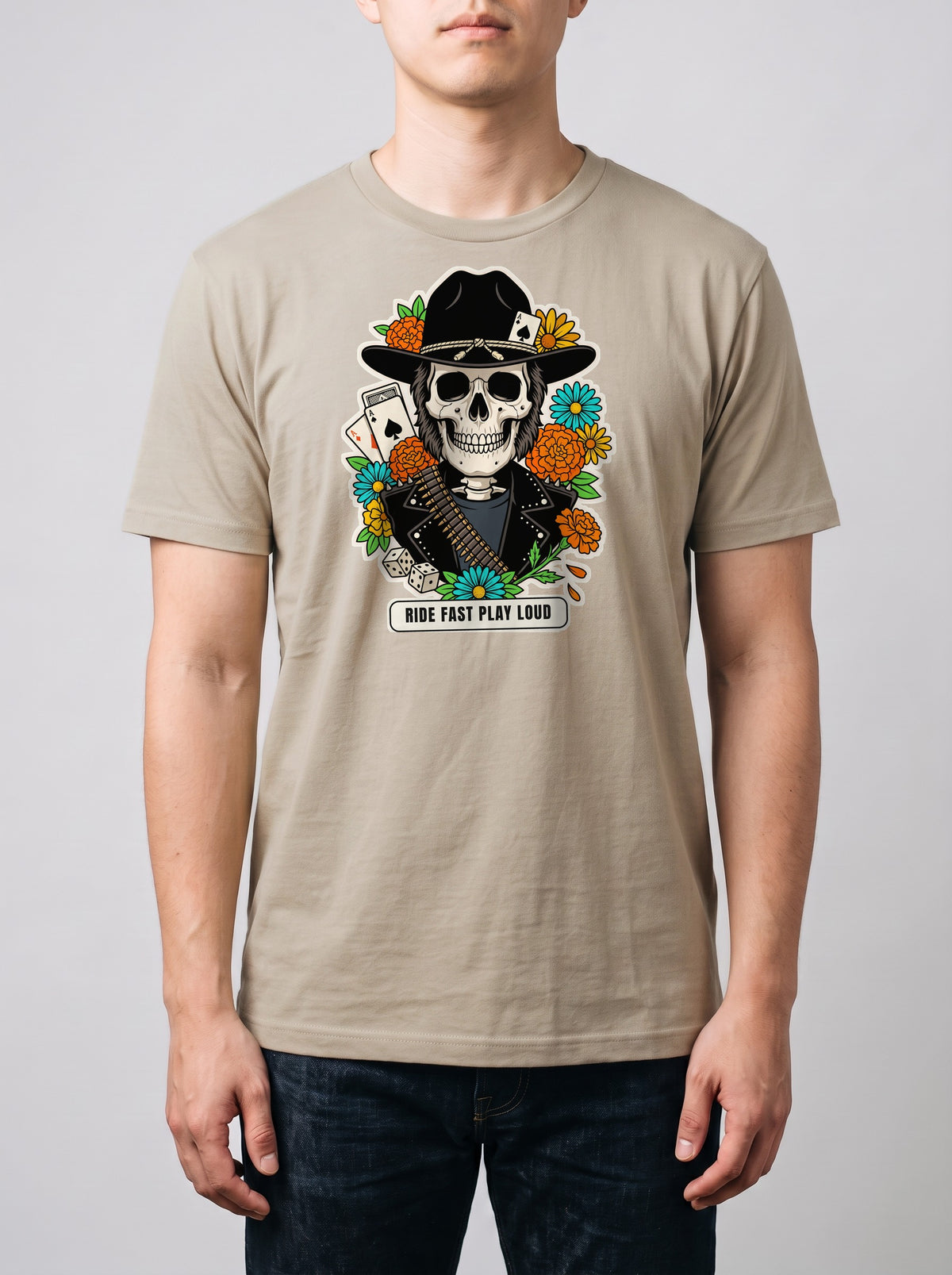 Corporatura media, 180 cm per 78 kg, con la t-shirt color sabbia Ride Fast Play Loud in taglia L (ricostruzione al computer)