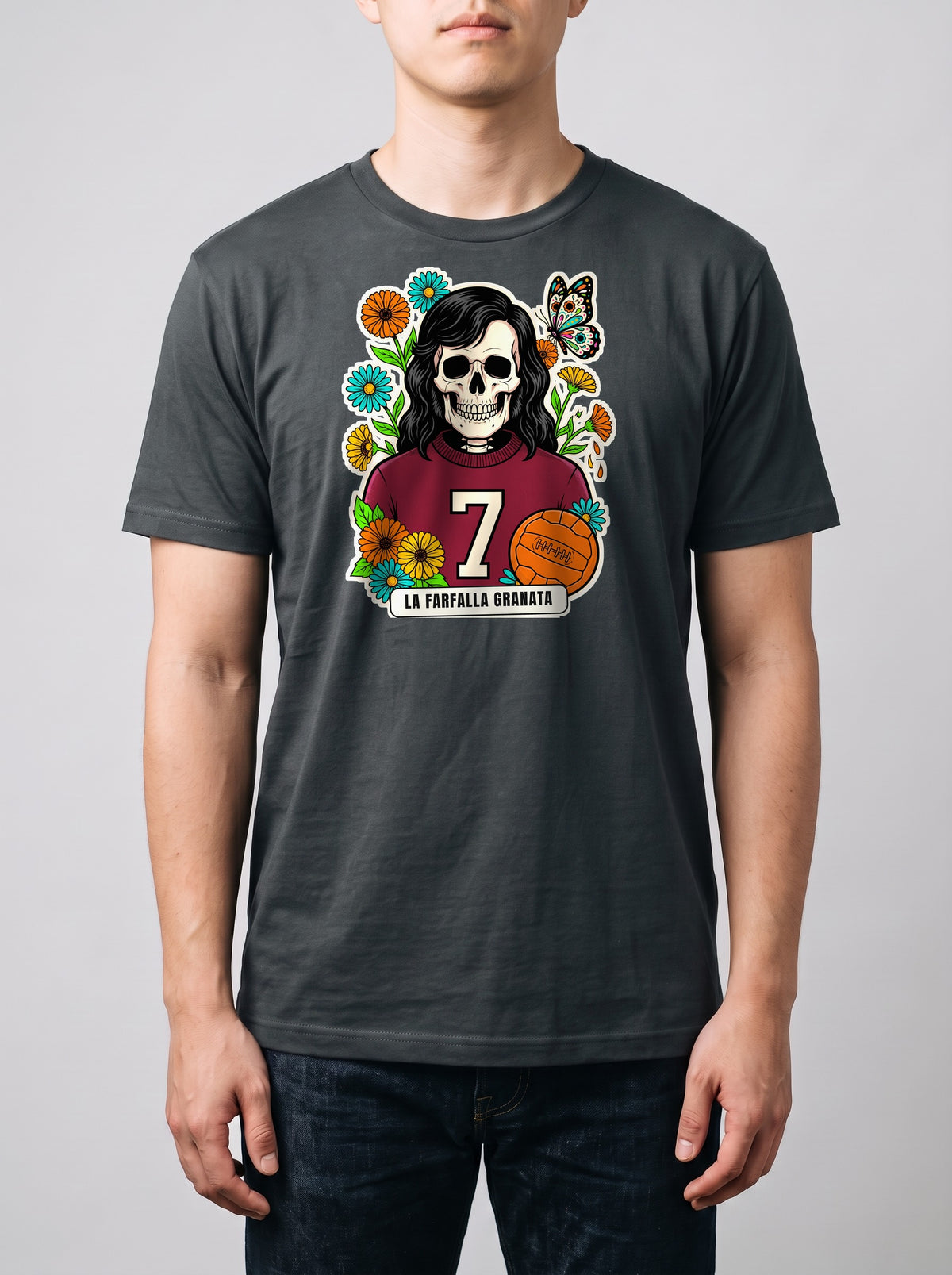 Corporatura media, 180 cm per 78 kg, con la t-shirt grigio antracite La Farfalla Granata in taglia L (ricostruzione al computer)
