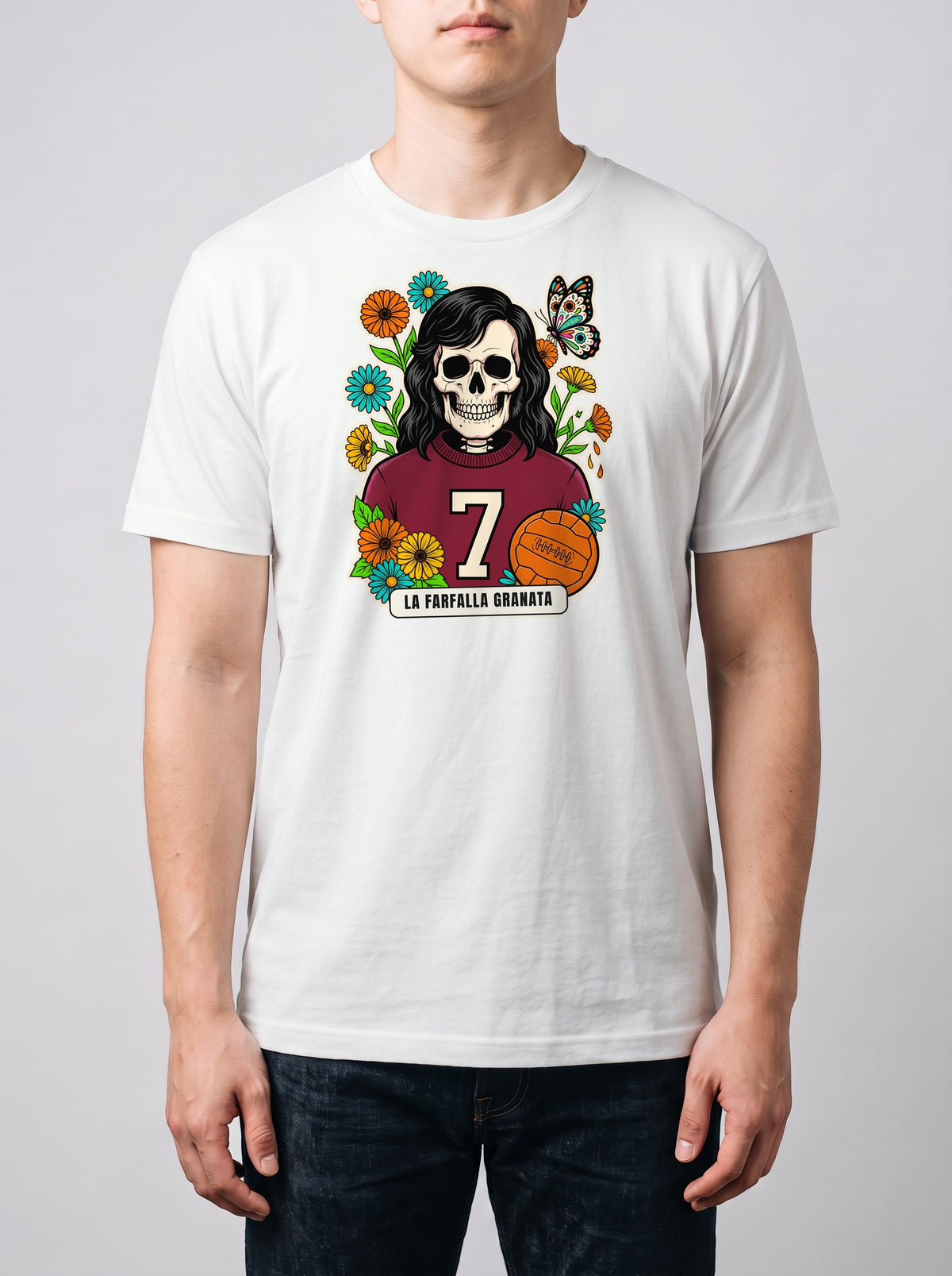 Corporatura media, 180 cm per 78 kg, con la t-shirt bianca La Farfalla Granata in taglia L (ricostruzione al computer)
