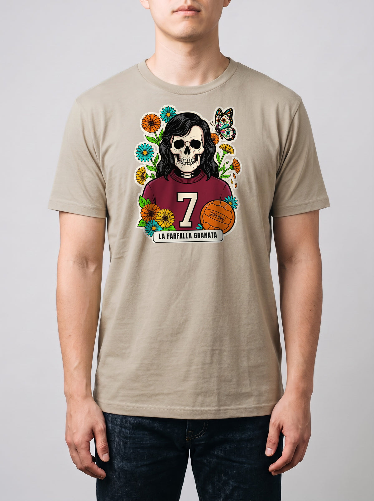 Corporatura media, 180 cm per 78 kg, con la t-shirt color sabbia La Farfalla Granata in taglia L (ricostruzione al computer)