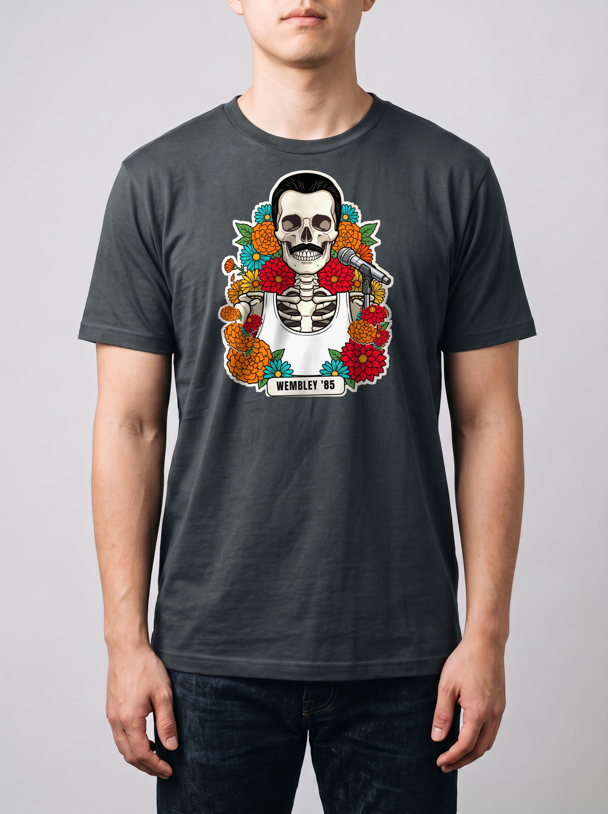 Corporatura media, 180 cm per 78 kg, con la t-shirt grigio antracite Wembley '85 in taglia L (ricostruzione al computer)