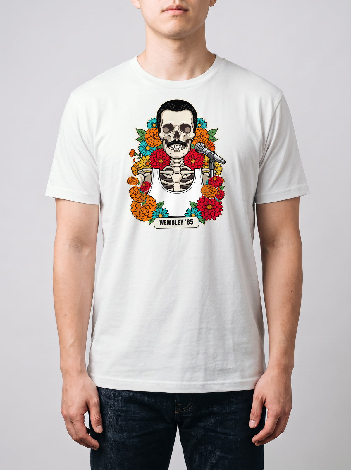 Corporatura media, 180 cm per 78 kg, con la t-shirt bianca Wembley '85 in taglia L (ricostruzione al computer)