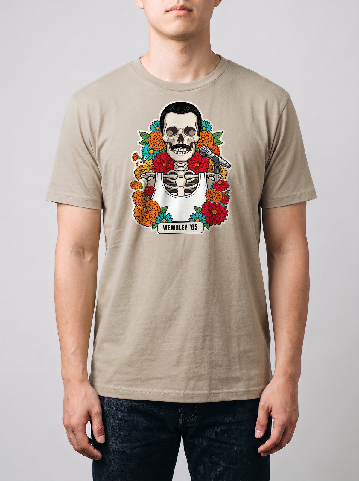 Corporatura media, 180 cm per 78 kg, con la t-shirt color sabbia Wembley '85 in taglia L (ricostruzione al computer)
