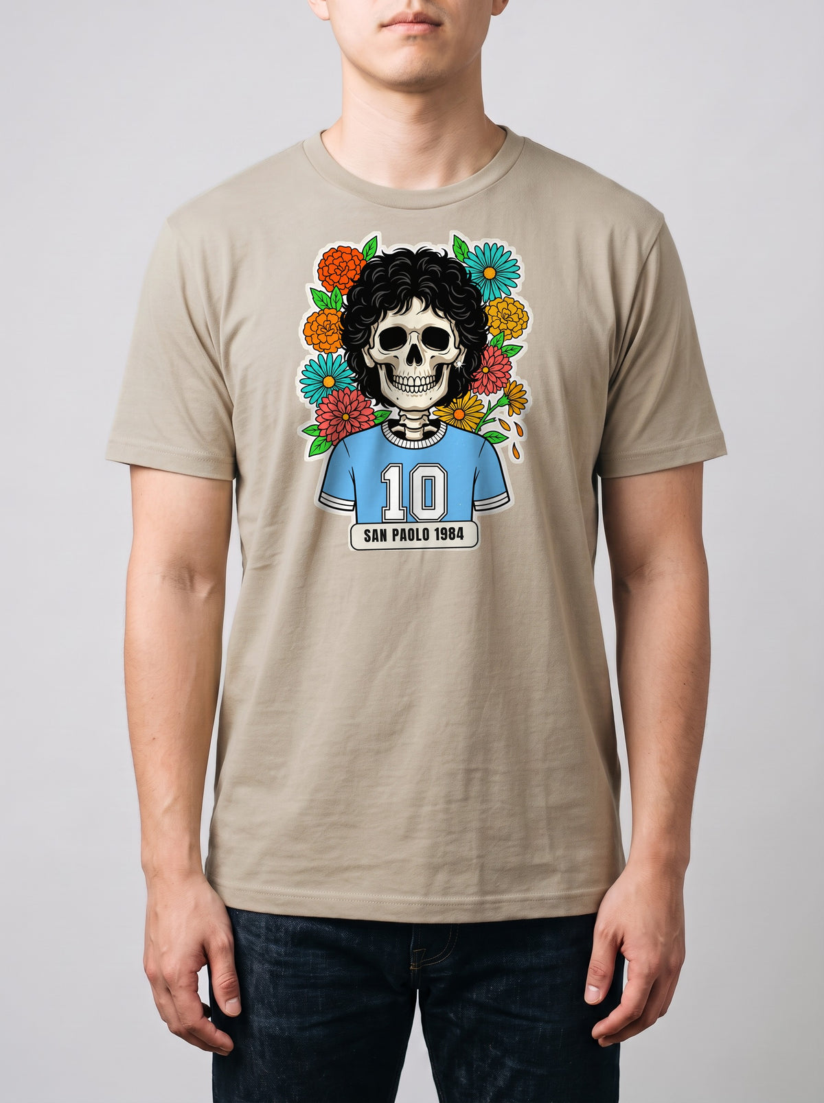 Corporatura media, 180 cm per 78 kg, con la t-shirt color sabbia San Paolo 1984 in taglia L (ricostruzione al computer)