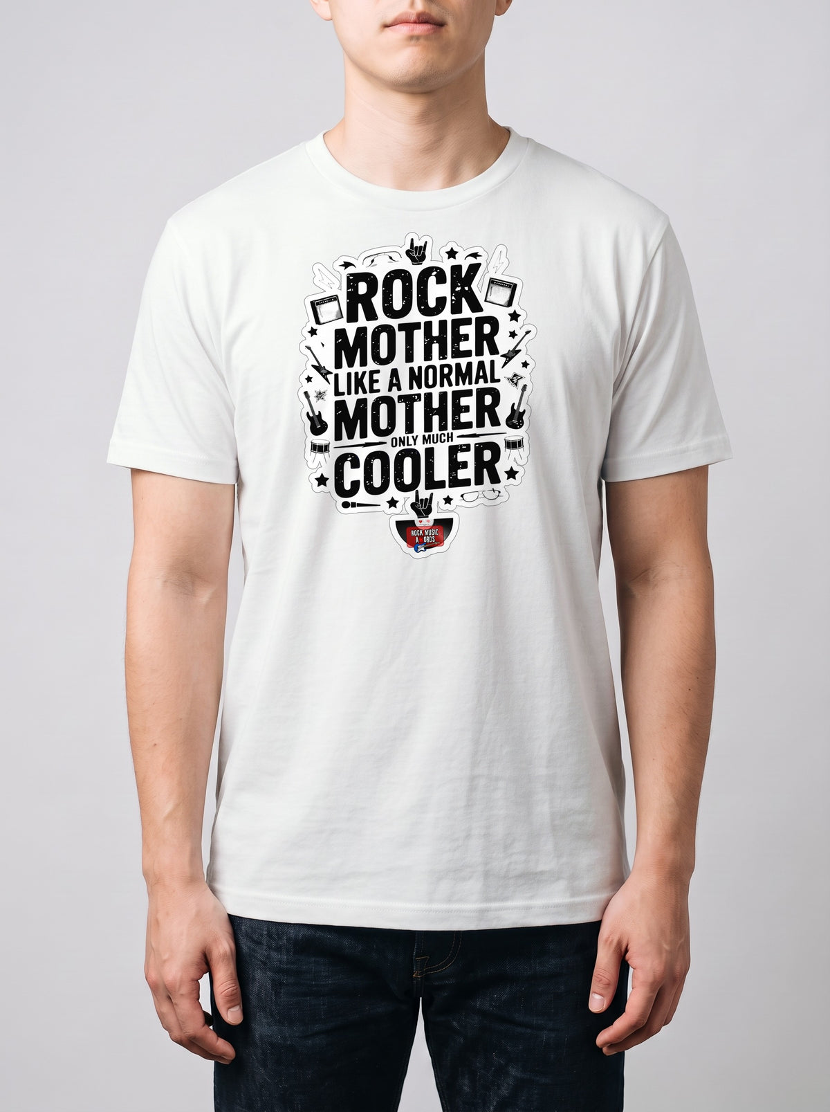 Corporatura media, 180 cm per 78 kg, con la t-shirt bianca «Rock Mother: like a normal mother, only much cooler» in taglia L (ricostruzione al computer)