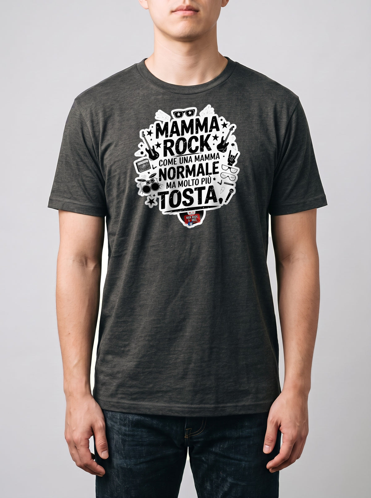 Corporatura media, 180 cm per 78 kg, con la t-shirt grigio melange «Mamma rock: come una mamma normale, ma molto più tosta» in taglia L (ricostruzione al computer)